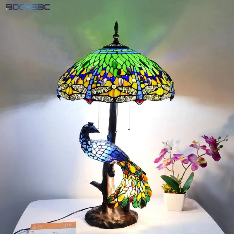 

BOCHSBC Tiffany Style Desk Lamp Peacock Art House Decor Table Light Stained Glass Luxury Eyeshield Collect Colorful Lighting