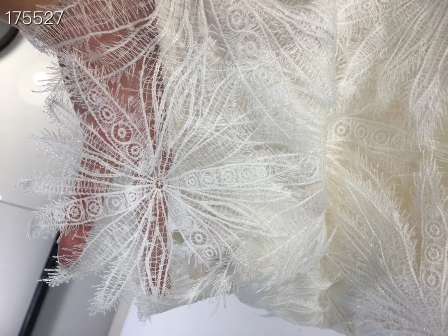 

Spring and summer 2021 French famous wind heavy industry embroidered lace collage V collar slim sling top female