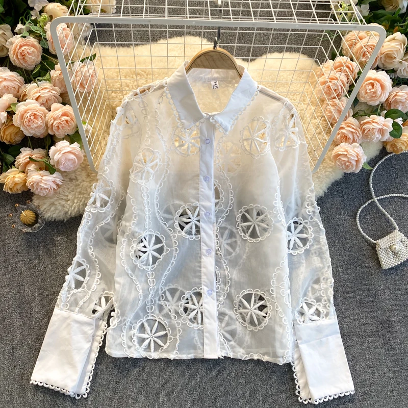 

2021 new palace style shirt female design sense niche retro heavy industry hollow embroidery loose wild long-sleeved women
