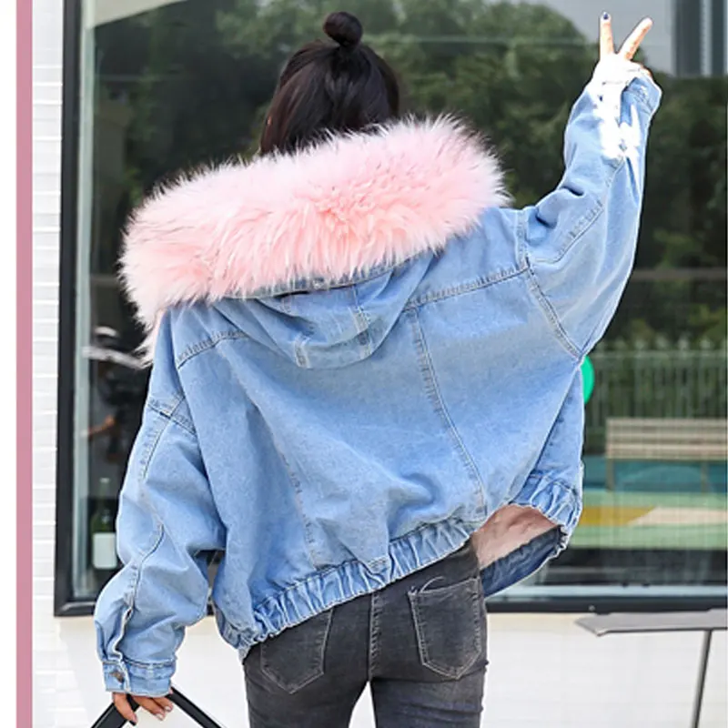 Демисезонная теплая женская джинсовая куртка с большим меховым капюшоном и