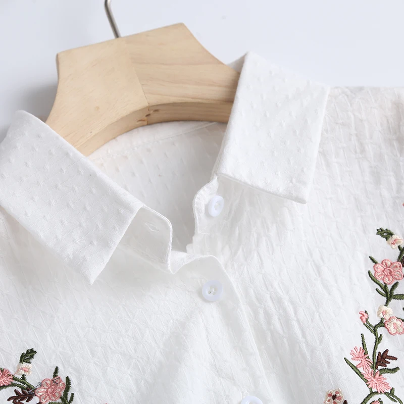 

2020 new women's shirt pure white embroidery printing embroidery cotton positioning small flowers small fresh top