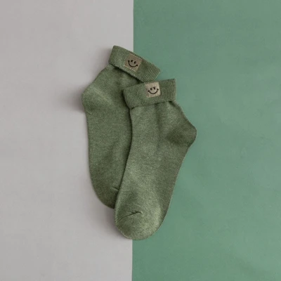 pea green Милые хлопковые женские носки с вышитым квадратным лицом новые милые высококачественные носки с улыбающимся лицом осенние модные носки с героями мультфильмов - Цвет: pea green