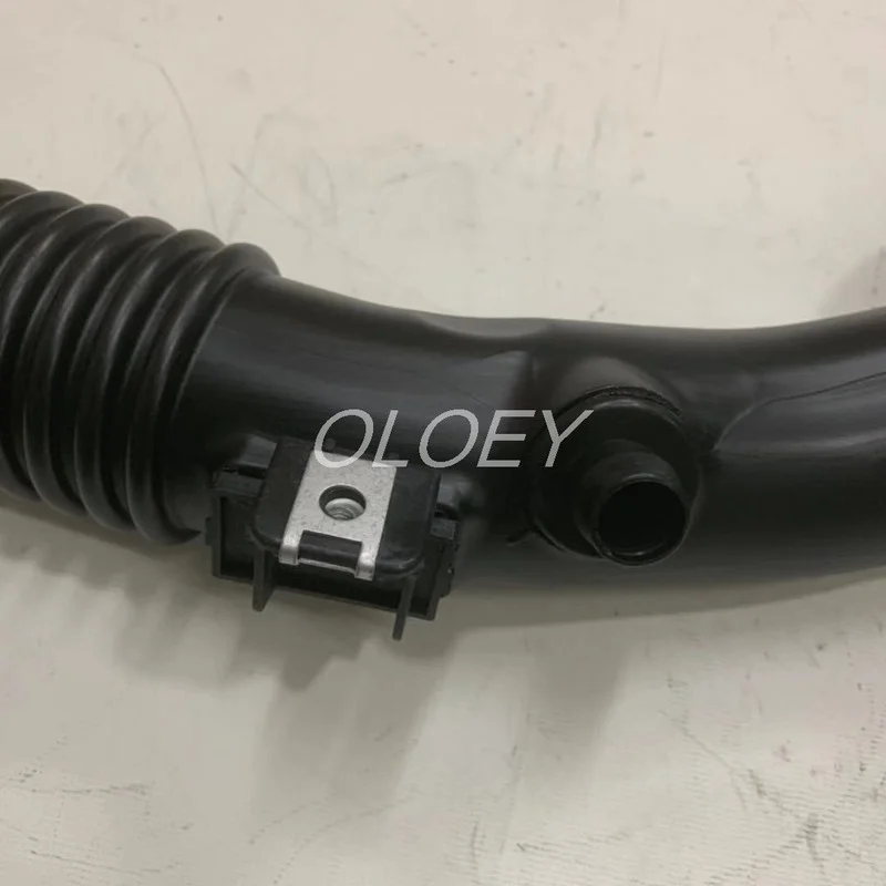 Воздухозаборный шланг для заряда 13 71 7 609 811 / 13717609811 7609811 BMW 5 6 серии X5 X6 F01 F02 F10 F12 E70 E71
