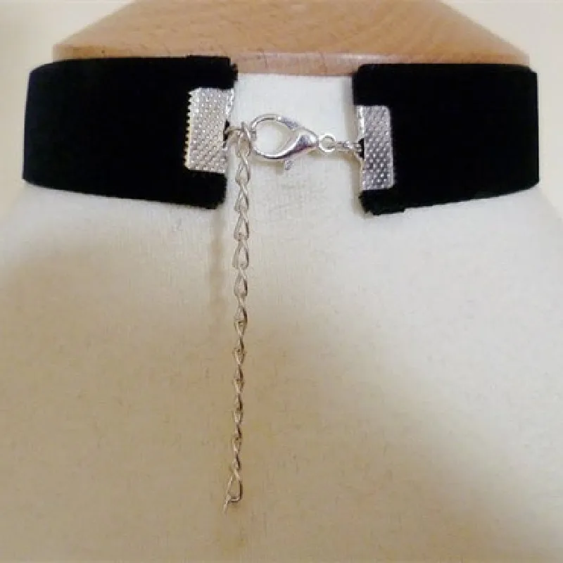 Женское бархатное ожерелье черное в готическом стиле с подвеской из агата |