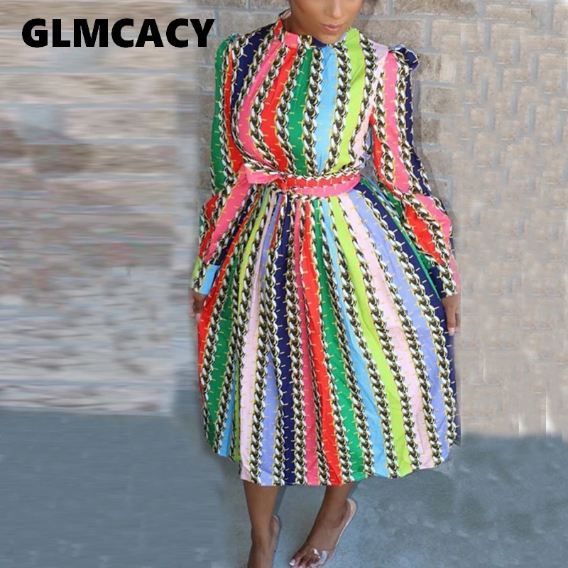 Женское платье-туника средней длины с воротником-хомутом и длинным рукавом