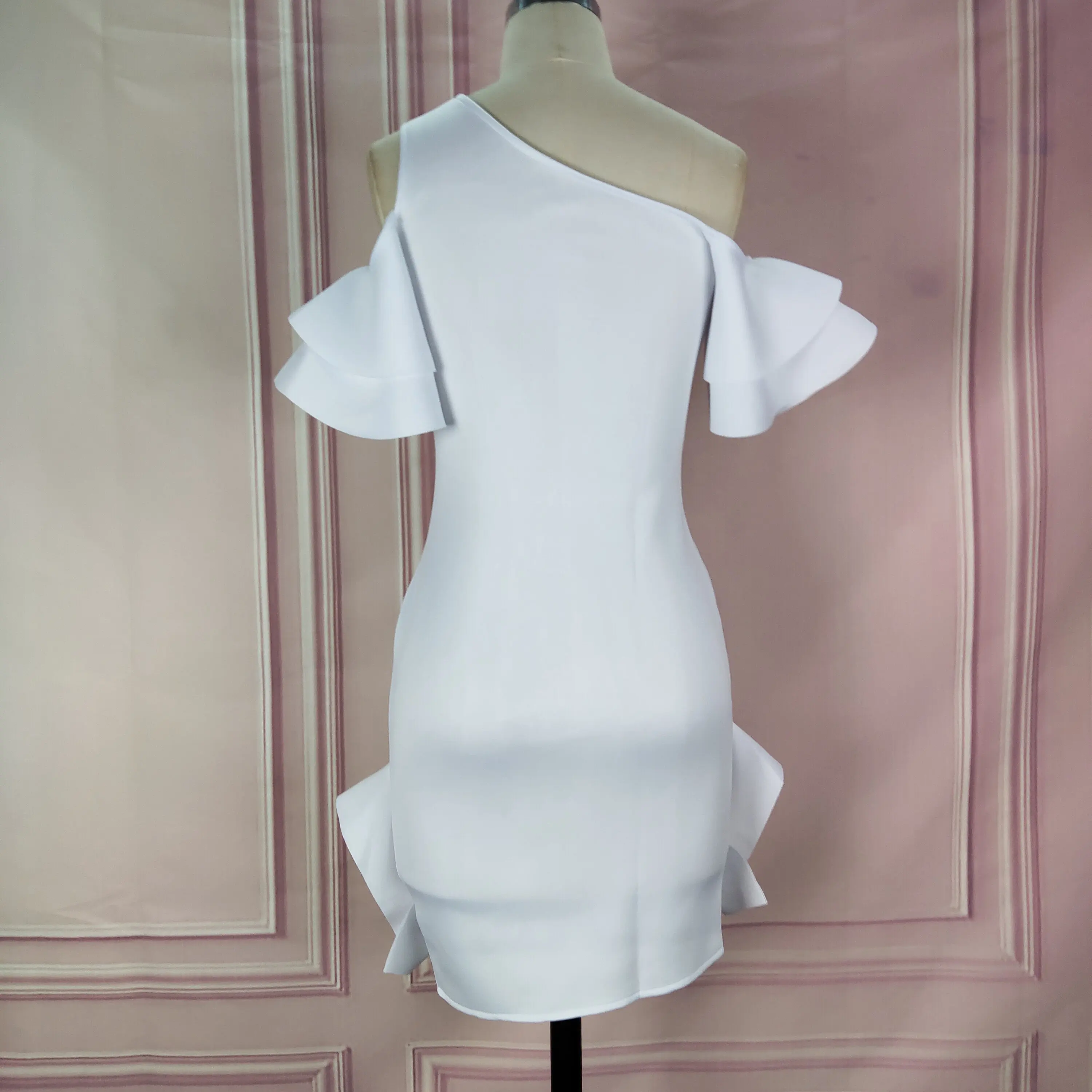 Для женщин белые вечерние платье на одно плечо с оборками обтягивающее узкое