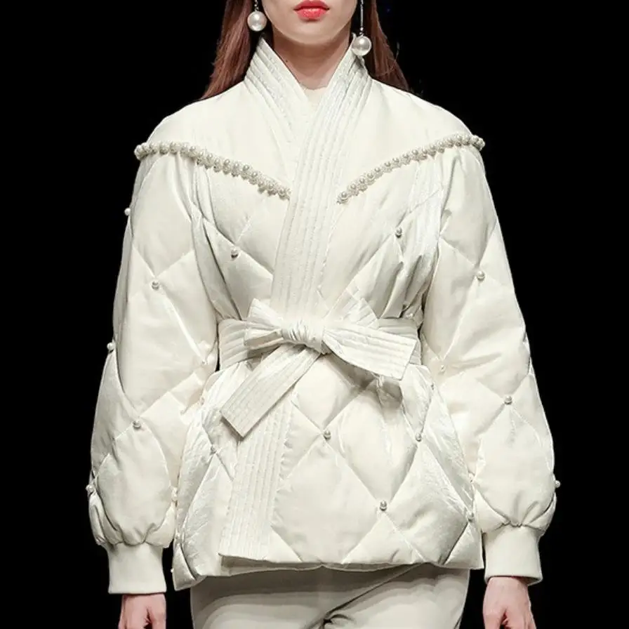 Женский пуховик с поясом элегантный белый и черный рукавами-фонариками