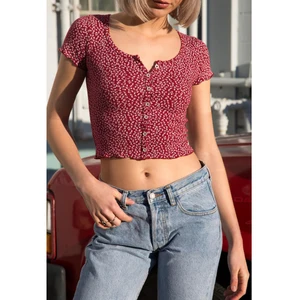 Женский топ на пуговицах с коротким рукавом и цветочным принтом