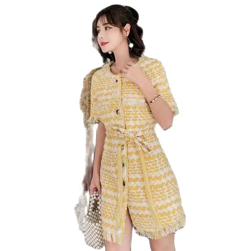 Женское твидовое платье с поясом и кисточками маленькое из твида круглым вырезом