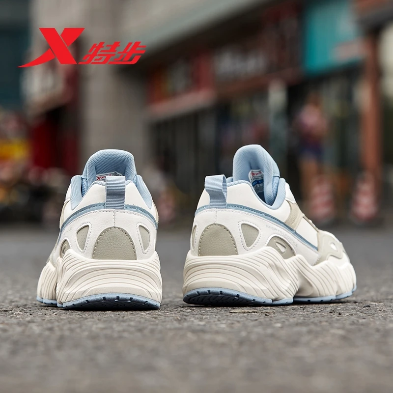 Женские кроссовки для отдыха Xtep черные белые на массивной подошве увеличивающие