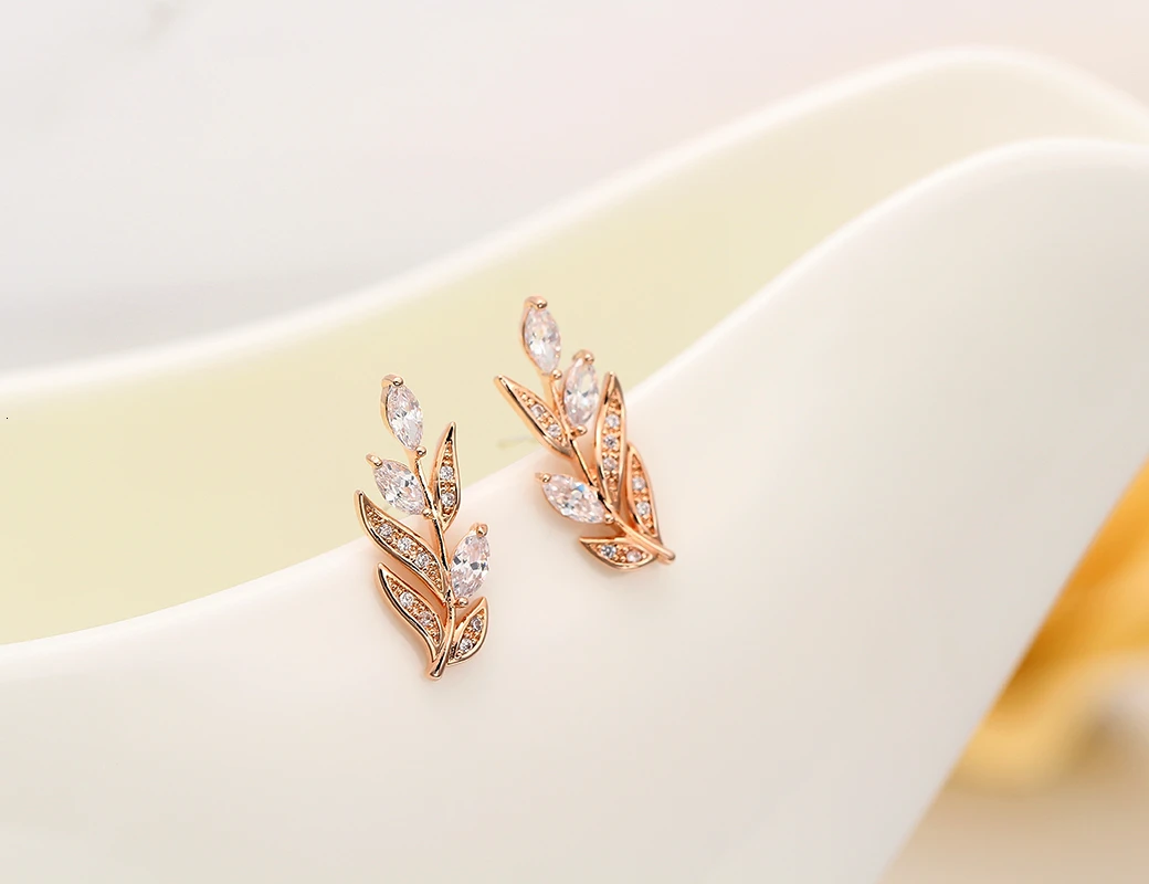 Милые серьги-гвоздики цвета розового золота с фианитами для женщин и девушек