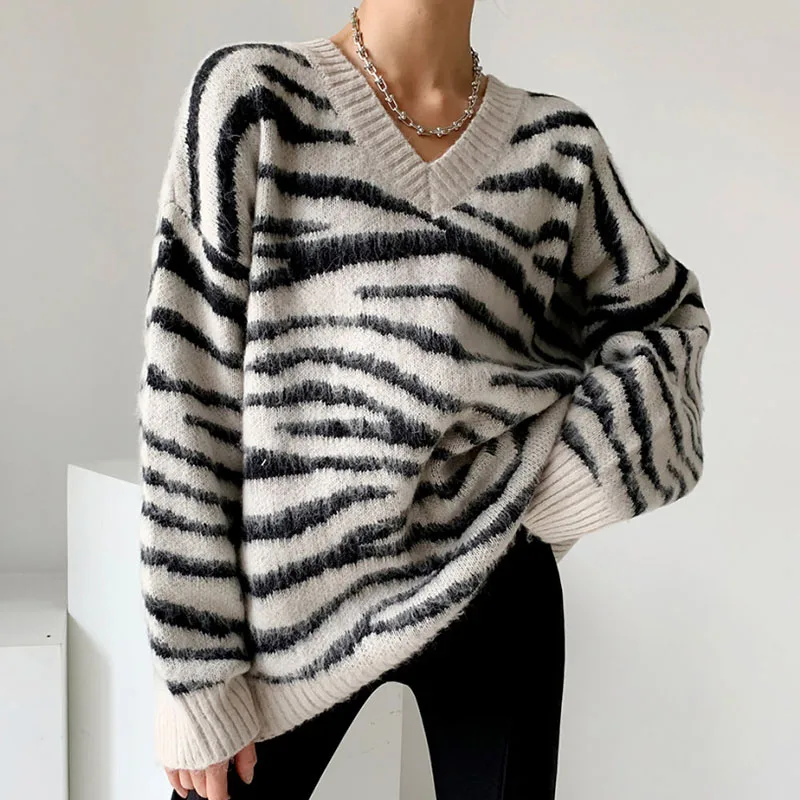 

Retro Zebra Knitted Women's Sweater Temperament V-Neck Long-Sleeved Pullover for Woman Autumn Fashion Loose Ladies Top Clothes