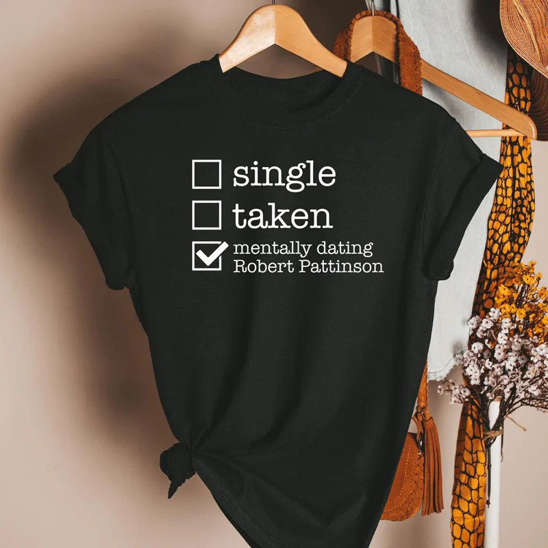 

Robert Pattinson T Shirt Women Men Letter Dating Robert Retro Movie T-Shirt Femme Cotton Sort Sleeve Casual Tee Shirt Clothing