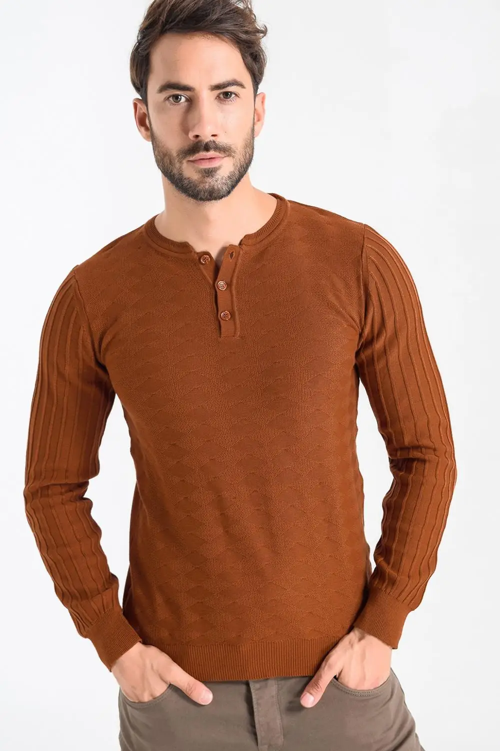 

Мужской трикотажный свитер на пуговицах