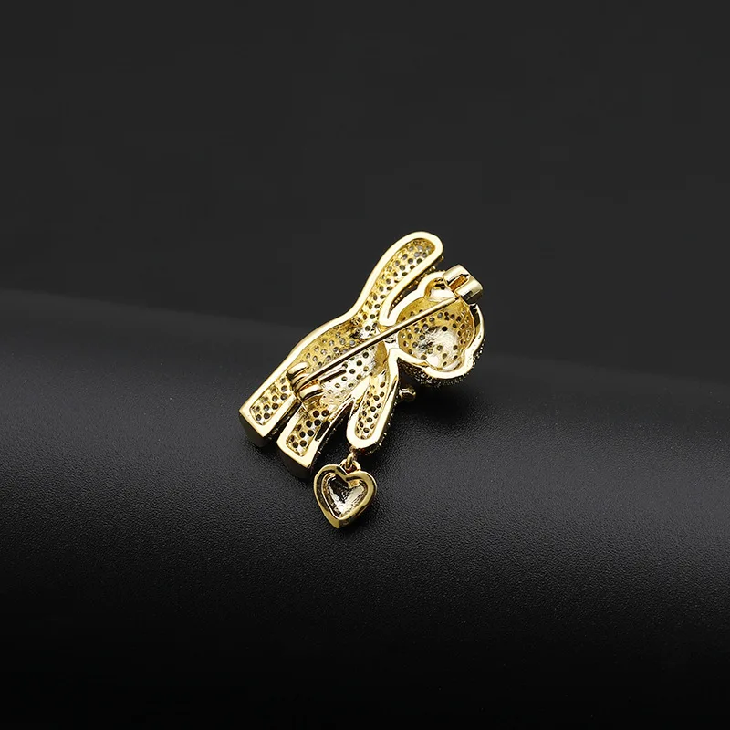 Lovely Bear Crystal Brooches for Women Sweet Teddy Holding Red Heart Enamel Pins Gold Bowknot Brooch Vintage Animal Jewelry