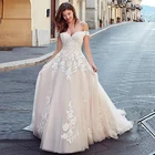 Свадебное платье-трапеция с открытыми плечами, кружевной аппликацией и пуговицами на спине со шлейфом