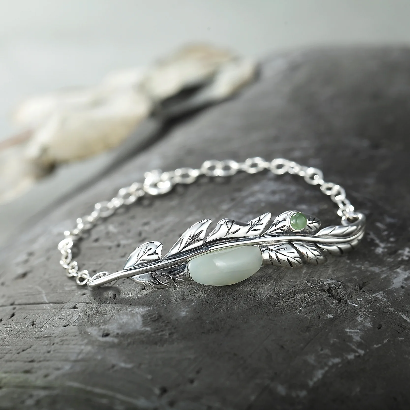 

S925 Sterling Silver Bracelet women's retro fashion personality Silver Feather inlay and Tian Baiyu Thai silver