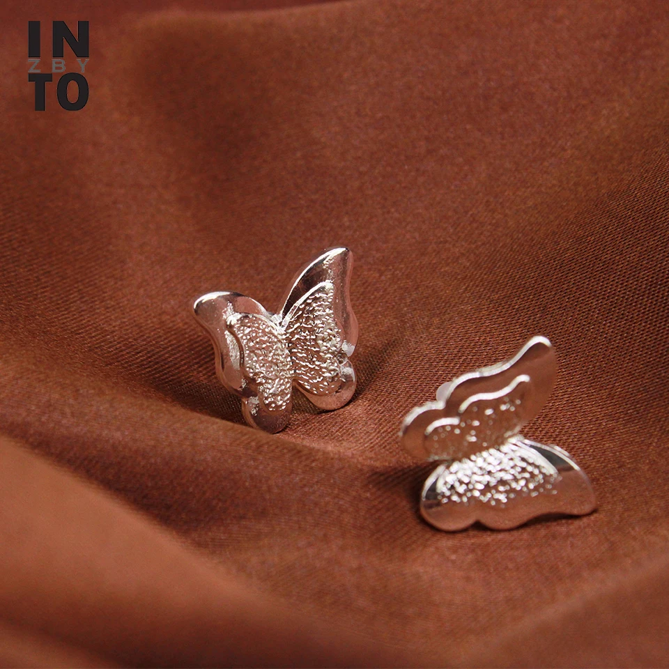 Женские серьги-гвоздики серебристого цвета с бабочкой | Украшения и аксессуары
