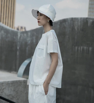 Свободная футболка с коротким рукавом и разрезом на карманах от дизайнеров в