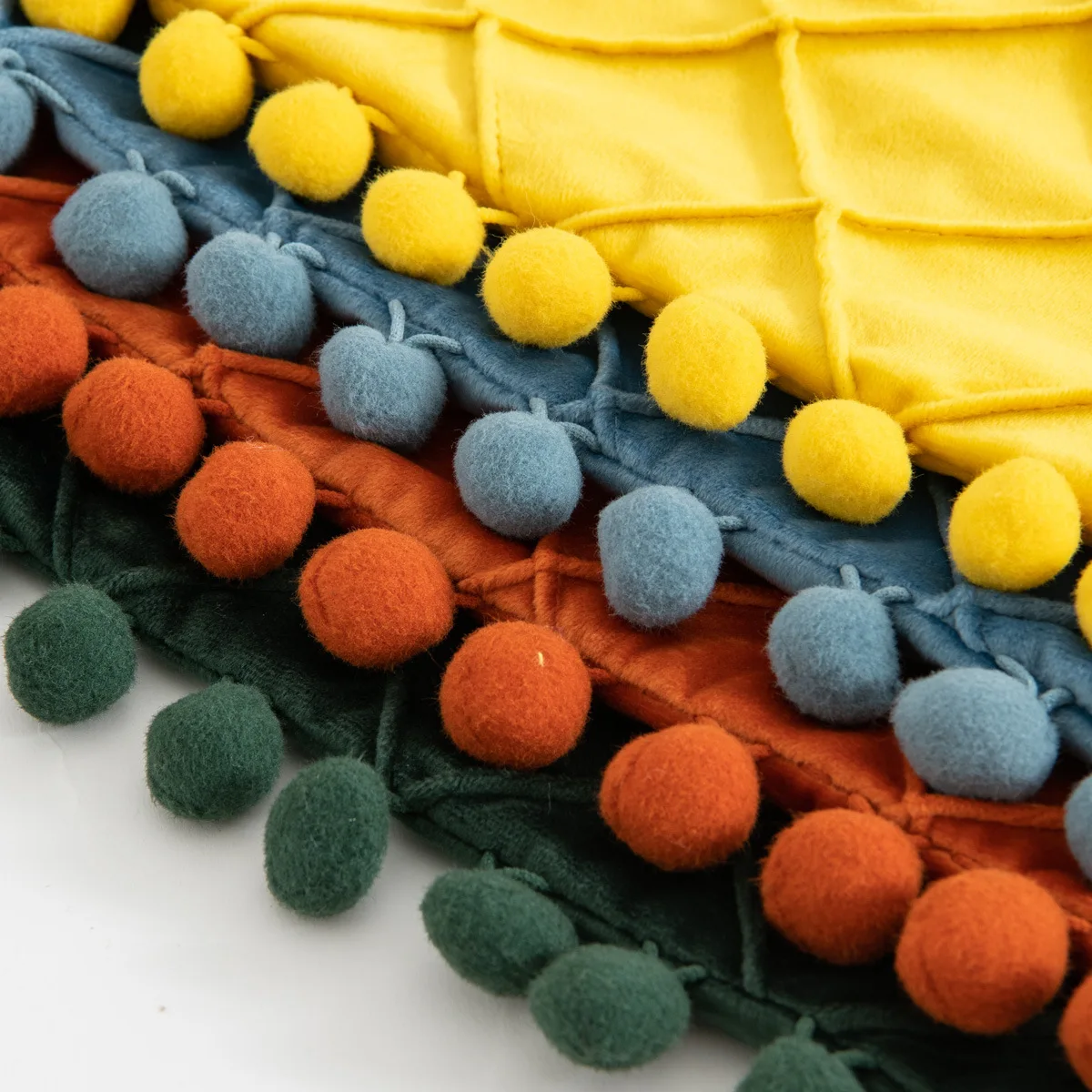 Бархатная ромбовидная наволочка с шариком и кисточкой для дивана спальни