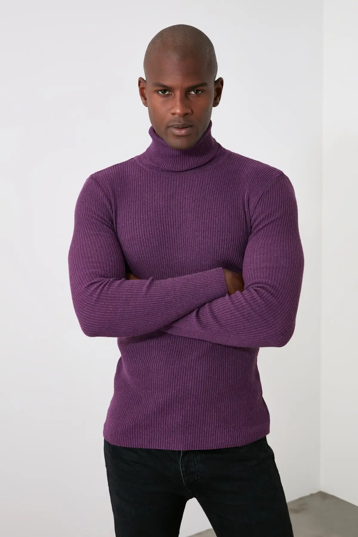 

Мужской трикотажный свитер темно-синего цвета с резиновой сеткой и высоким воротником