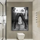 Чтение газеты на унитазе, холст, плакат, черно-белая женщина, фото, настенные картины для ванной, туалета, комнаты, домашний декор