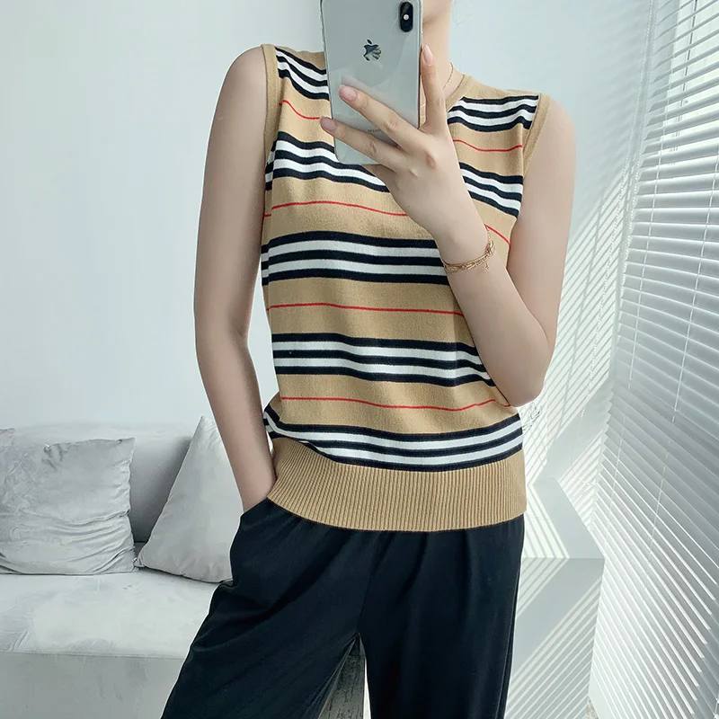 Женский трикотажный жилет полосатый без рукавов с круглым вырезом на бретельках