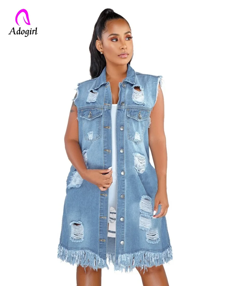 Женское джинсовое платье-туника без рукавов с синими пуговицами спереди и