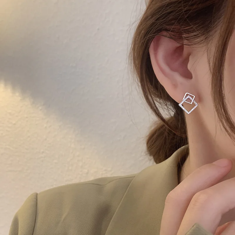 Женские серьги-гвоздики серебряного цвета с кубическим цирконием | Украшения и