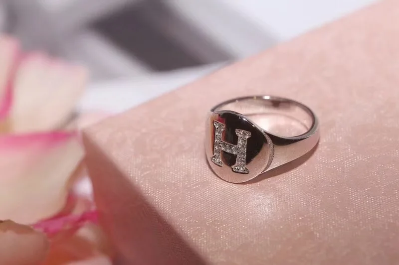 Ново-проектированные круглые серьги с золотой Циркон Начальная буква кольца для