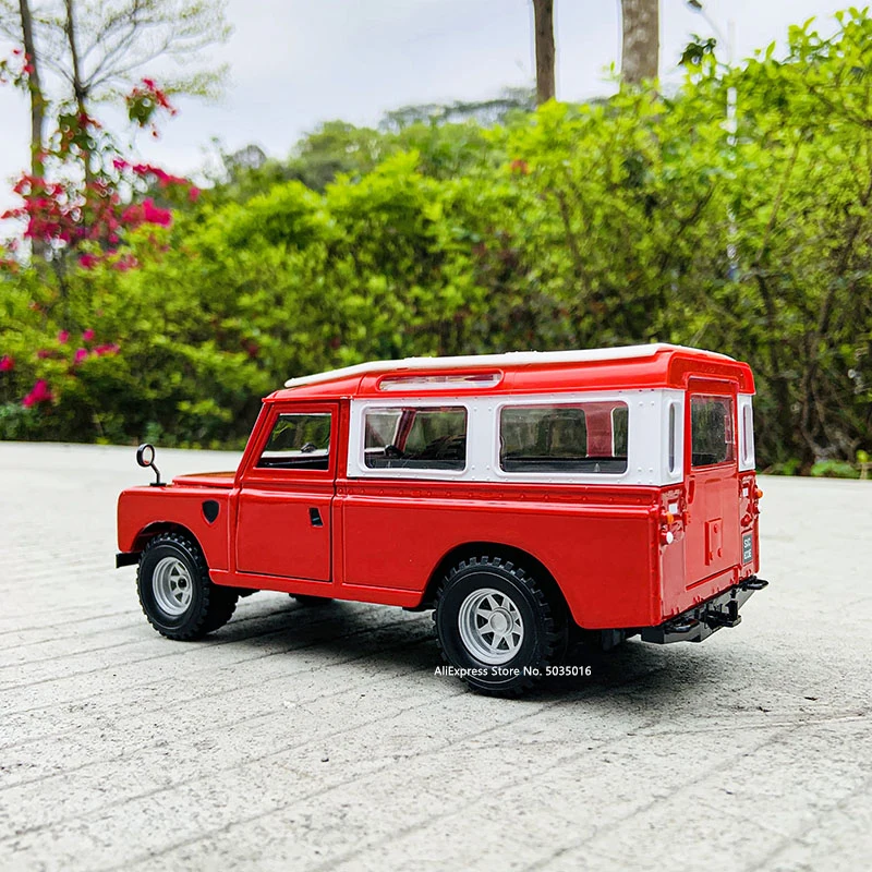 Модель автомобиля из сплава Bburago 1:24 Land rover Series 2 декоративная коллекция игрушечные