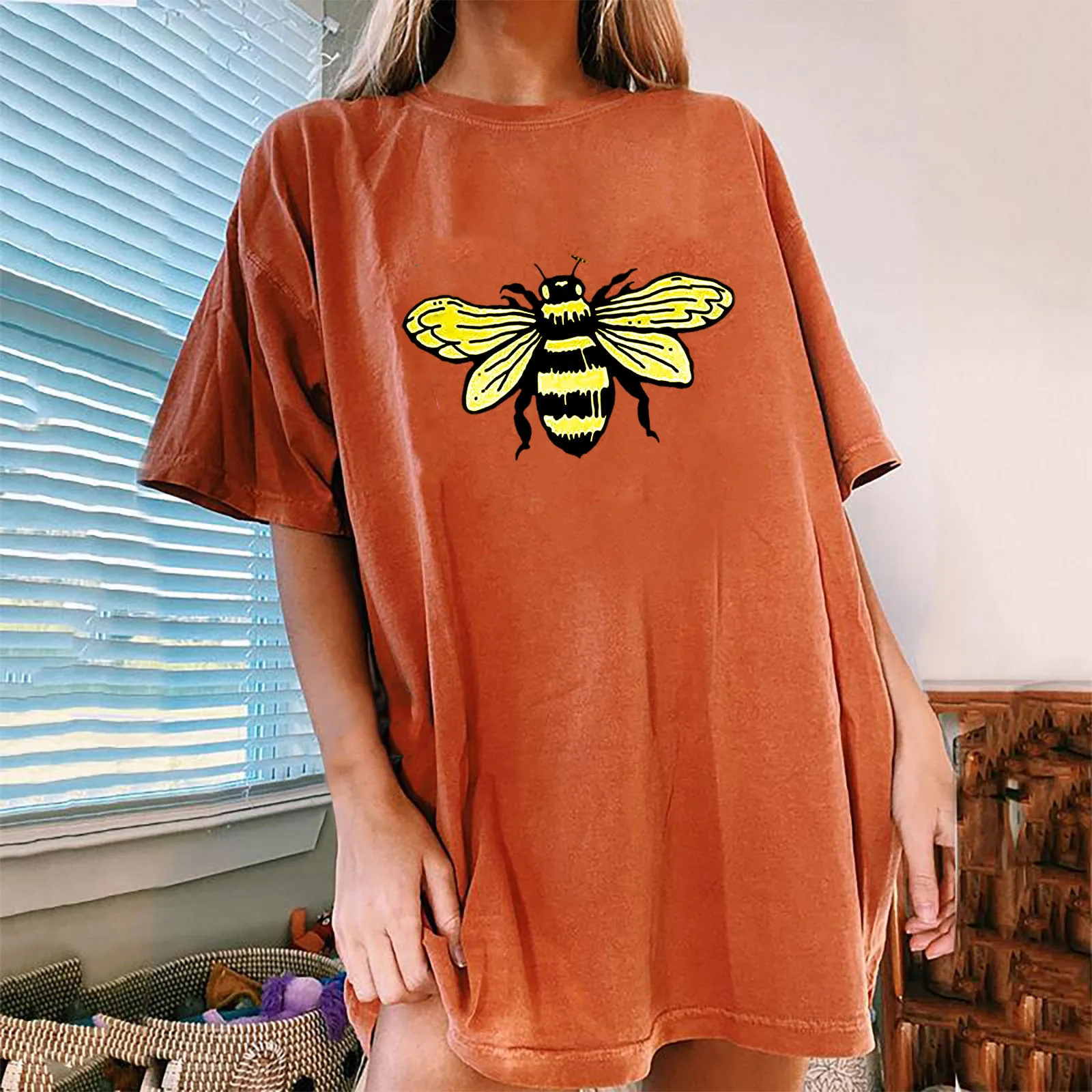 

Женская футболка с принтом пчелы, летняя повседневная футболка с коротким рукавом и графическим рисунком, праздничная Эстетическая одежда ...