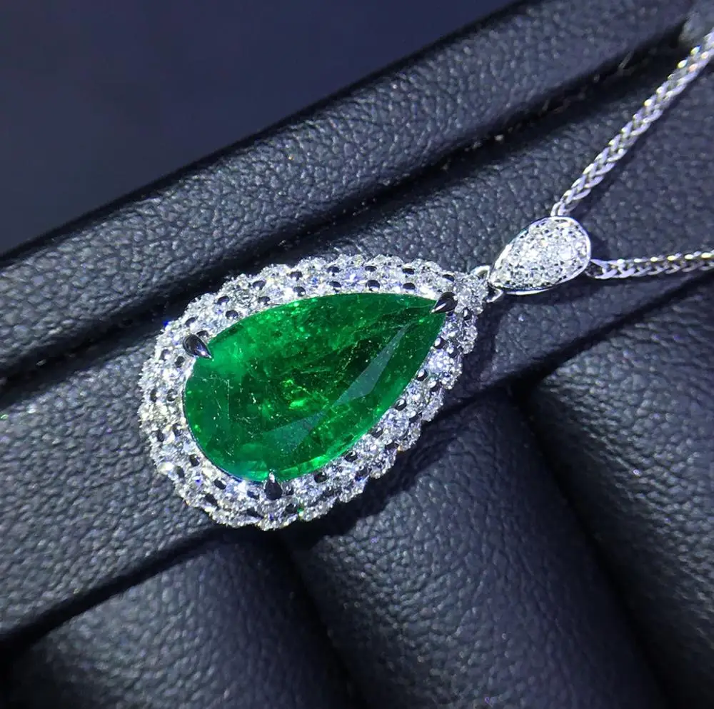 Женская подвеска из 18-каратного золота с натуральным изумрудом карата |