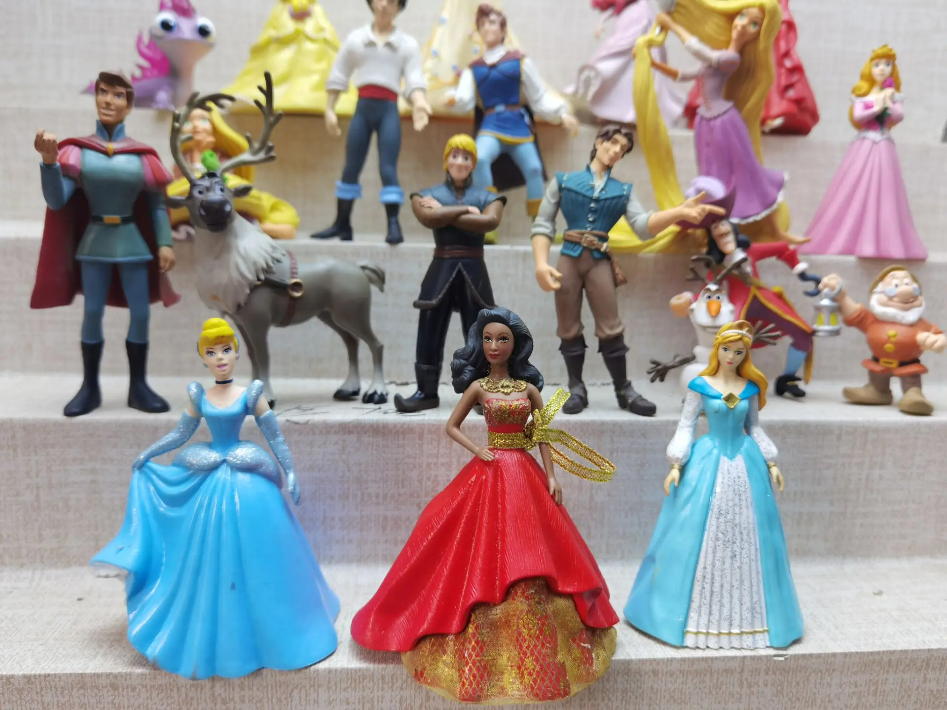 Фигурка Принцессы Диснея игрушки искусственная Красная Королева белый кролик