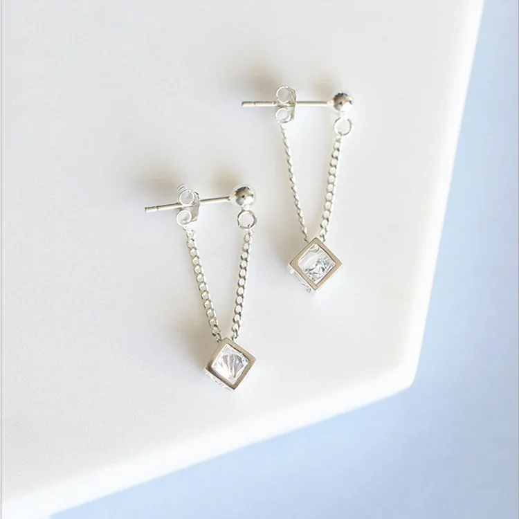 Женские серьги-гвоздики серебряного цвета с кристаллами | Украшения и аксессуары