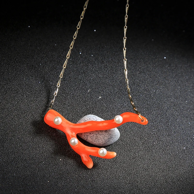 Уникальный кулон с красной эмалью и искусственным жемчугом кораллового цвета