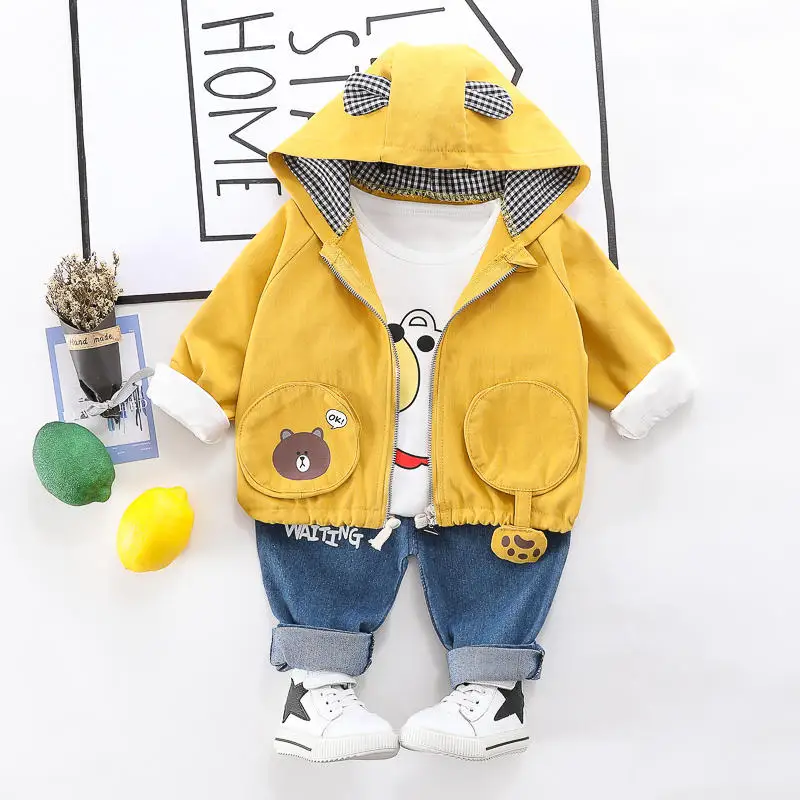 В 2020 году весенне-осенний спортивный костюм для мальчиков из 3 предметов: куртка +