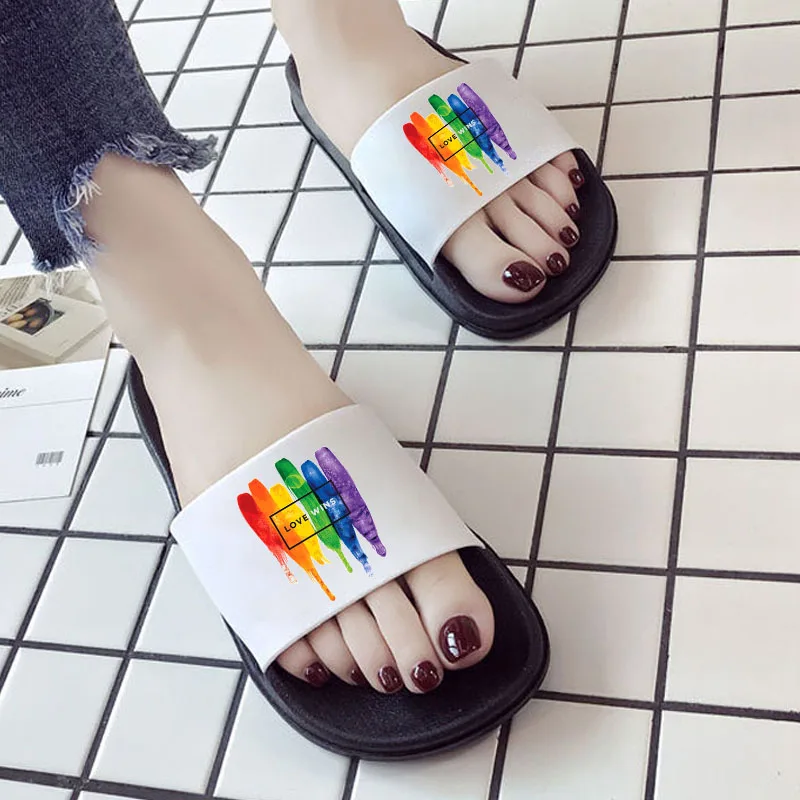 

Love Wins/женские шлепанцы; Модная летняя обувь; Повседневные шлепанцы; Женские Вьетнамки; Женская домашняя обувь; Тапочки love is love femme