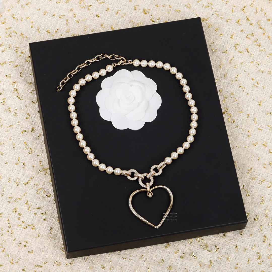 

Luxury Jewelry Top Quality Famous Brand Pearl Crystal Diamond Heart Necklace For Women Runway New Fashion Designer 2021 Trends