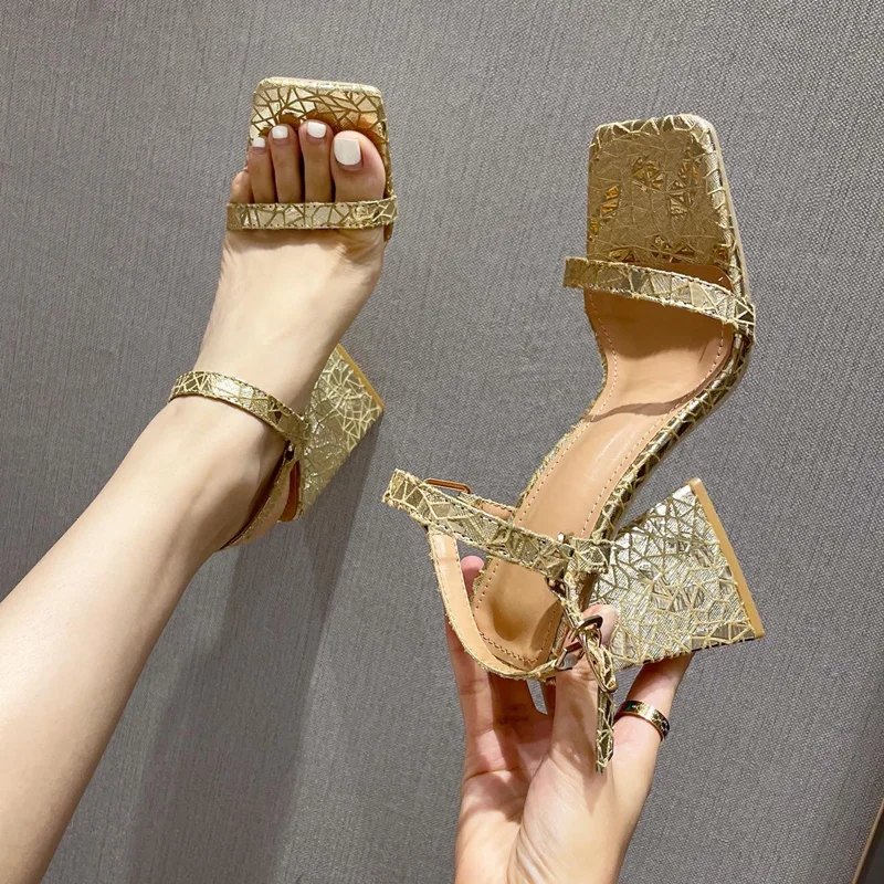 

Босоножки на высоком каблуке, дизайнерские пикантные сандалии с квадратным носком, ремешком с пряжкой, блестящие модные туфли под платье, д...