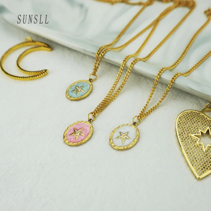 

SUNSLL New Design Roman Retro Style Inlaid Gemstone Pendant Fashion Titanium Steel Gold Plated Candy Color Star Element Necklace