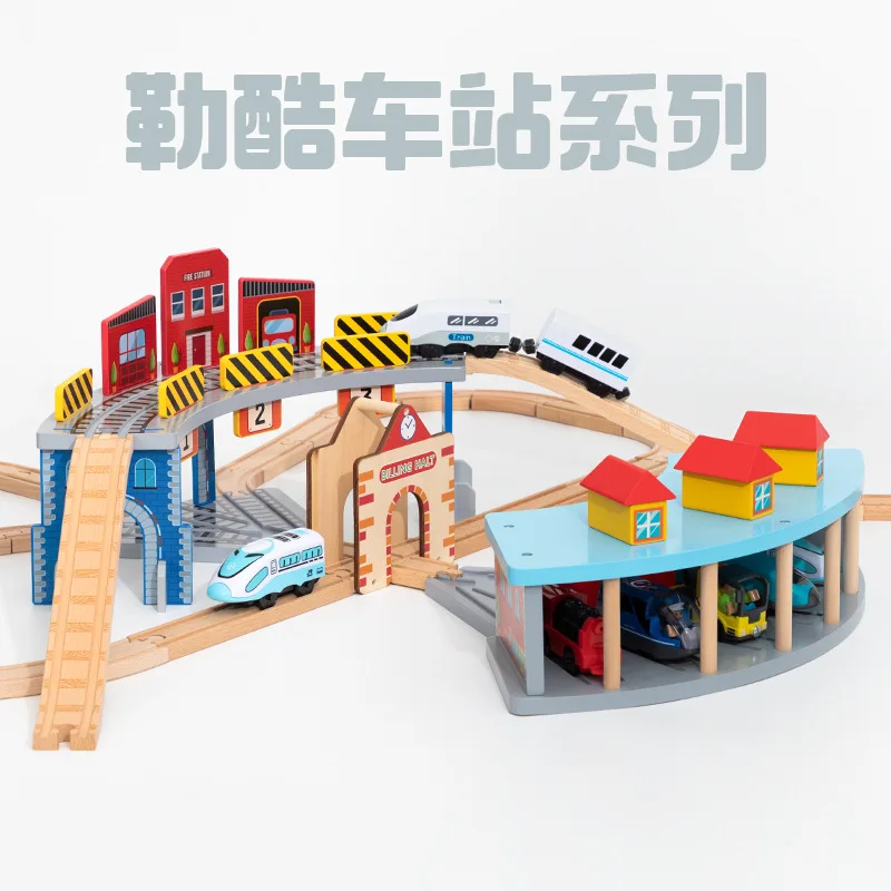 Со всеми видами поезда гаража воздуха Staion Бук деревянная железная дорога