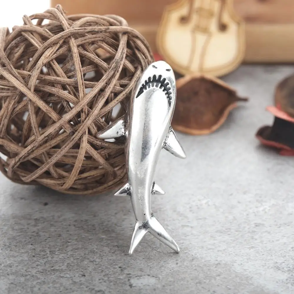 Blucome Специальная брошь в виде акулы Противокражные цветные морские заколки с