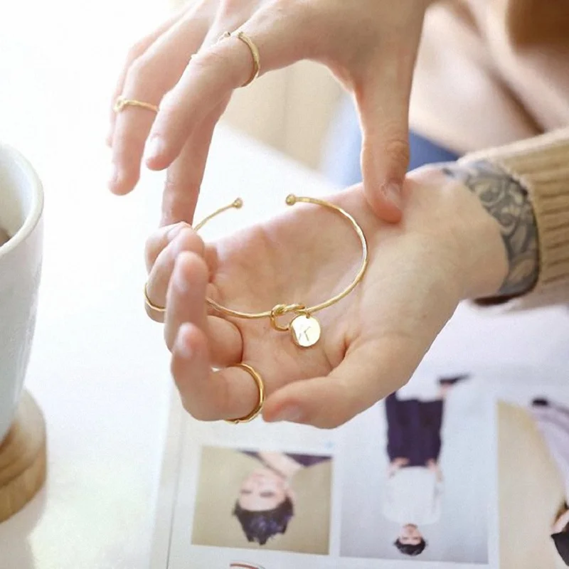 

Fashion Initials Bracelet Bangles Kpop Alphabe Letter Bracelet for Women Boho luxurious Bridesmaid Proposal Jewellery Gifts 2020