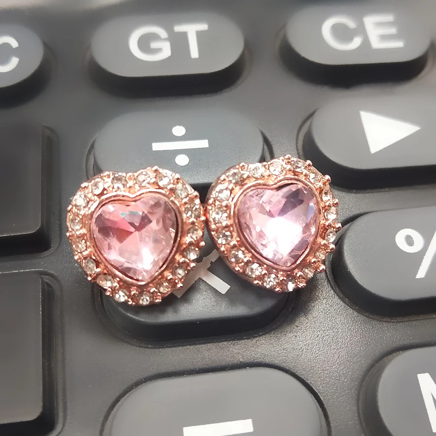 Серьги-гвоздики с кристаллами в форме сердца | Украшения и аксессуары