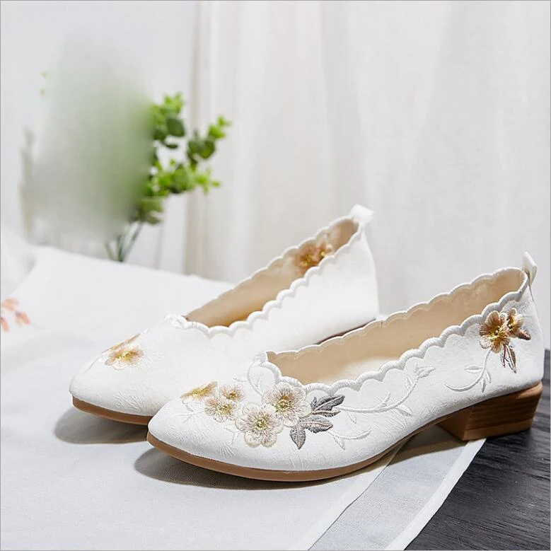 

Новинка 2020 года; Туфли Mary Jane с острым носком на деревянной подошве; Модные тканевые туфли с трехмерной вышивкой; Женские тонкие туфли