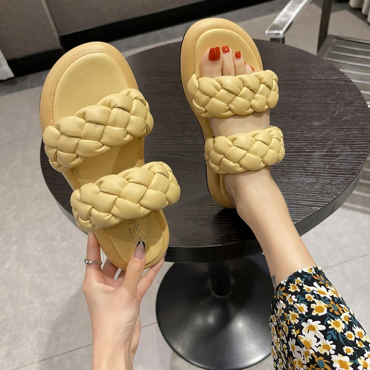 

Сандалии женские на толстой подошве, сланцы с переплетением, без застежек, пляжная обувь, большие размеры, лето 2021