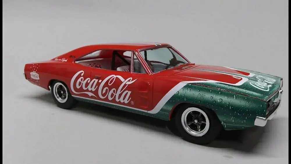 Автомобильный комплект с круглым зарядным устройством Dodge Charger RT (Cooca Cola) 2 шт. 919 1:25