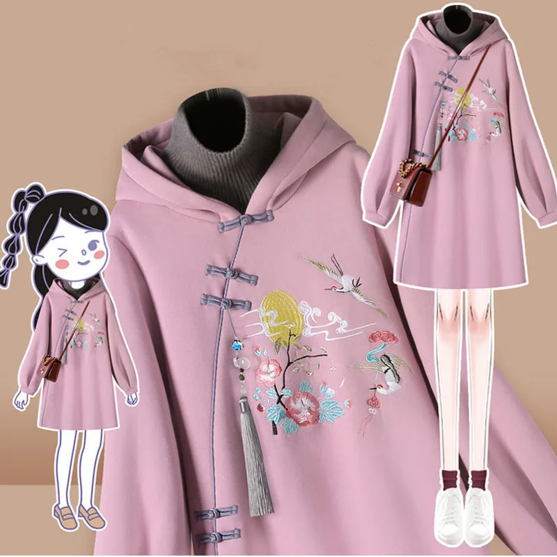 

Женское платье-свитшот с длинным рукавом и вышивкой