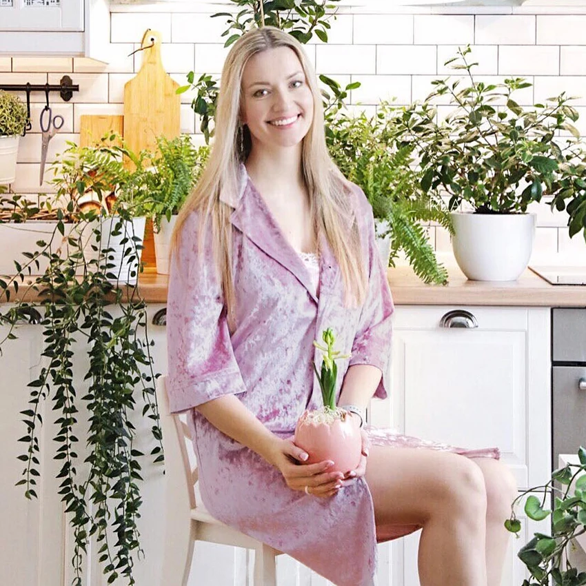 Женский трикотажный халат HiLoc Розовый бархатный с рукавом три четверти теплый на